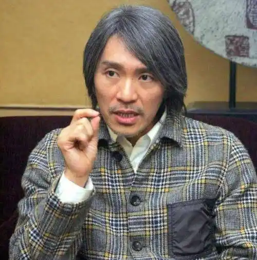 原创58岁周星驰满头白发黯然落泪被误解30年却无人懂我的心酸