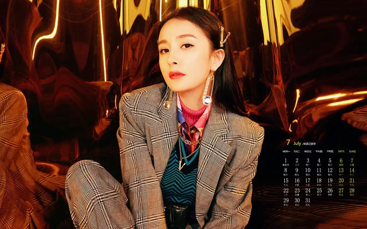 2019年7月杨幂精致西装霸气高清日历壁纸