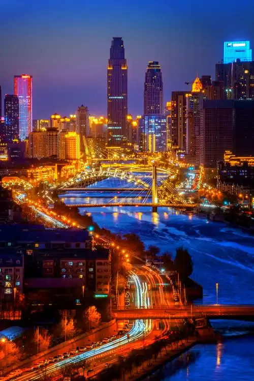 📍探秘津湾广场:都市的璀璨明珠 🌆 在繁华的天津,有一片融合了历