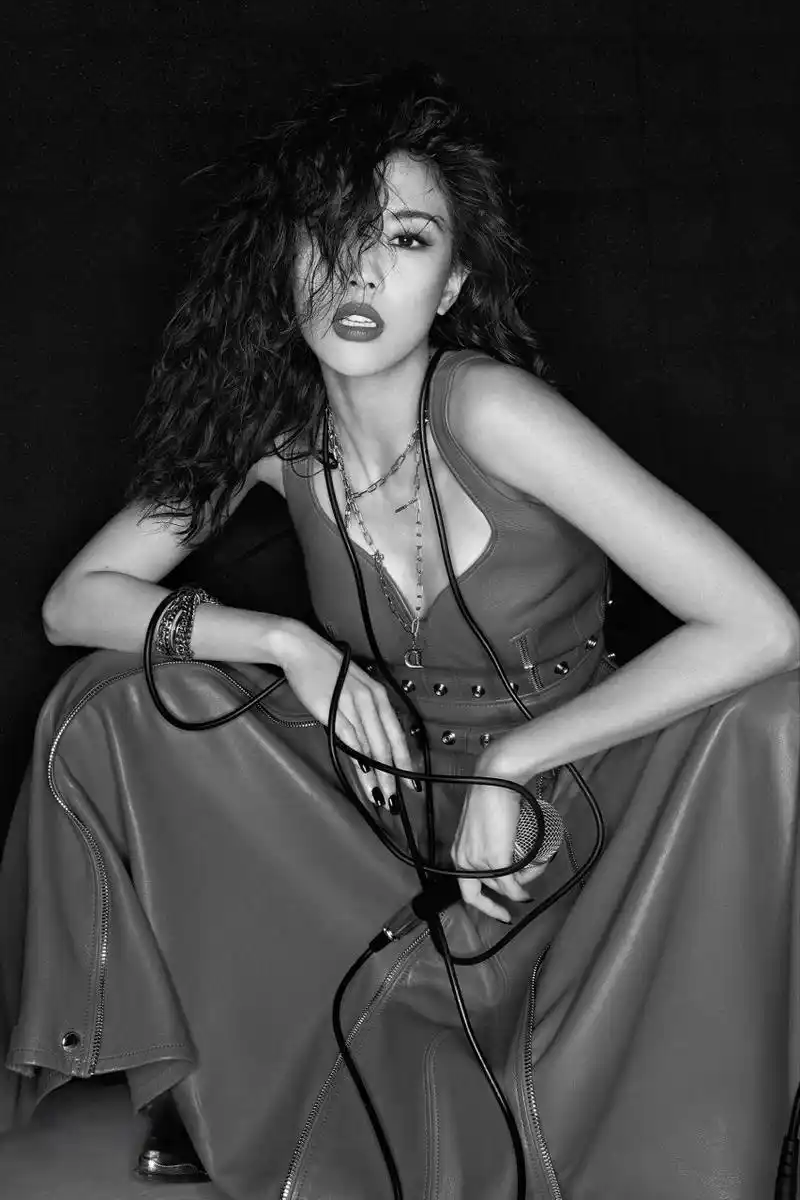 性感狂野的王霏霏,卷发红唇美艳动人  99看看这组照片中的王霏霏