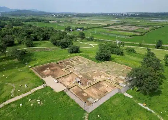 拼版照片:这是凌家滩遗址出土的玉人正反面,在这个玉人背后可以看见一