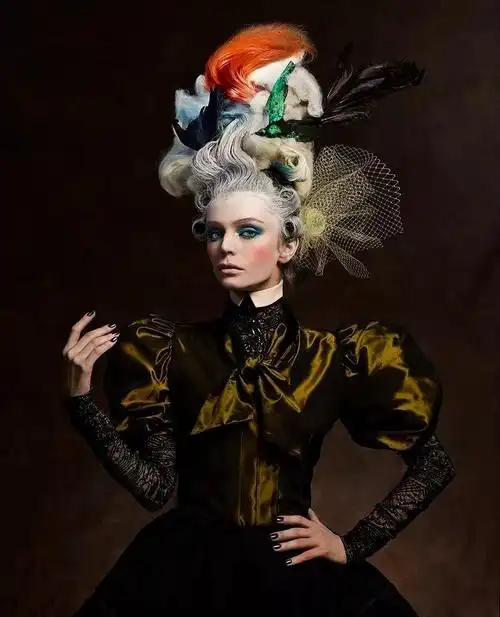 本次分享的前半部分是宫廷盘发搭配现代穿搭,居然也很可爱,后半部分是