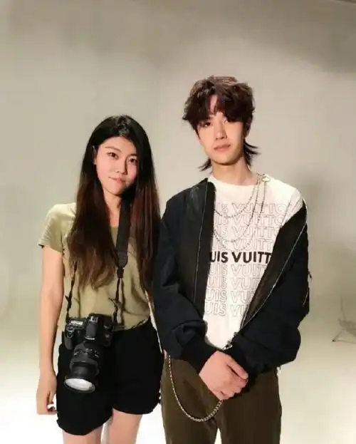 王一博早期与素人合照##王一博夹棒棒糖棍旧照