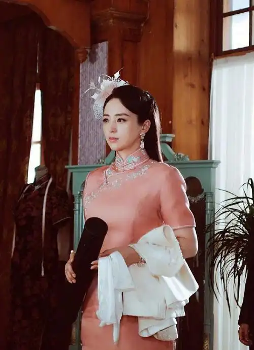 王鸥民国风范:旗袍演绎魅力,优雅妩媚