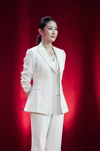 48岁梁静也发福了一身白色西装登台脸明显大了一圈