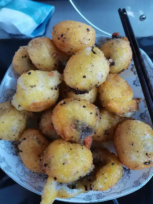 炸元宵,这个小盆友吃的多香.