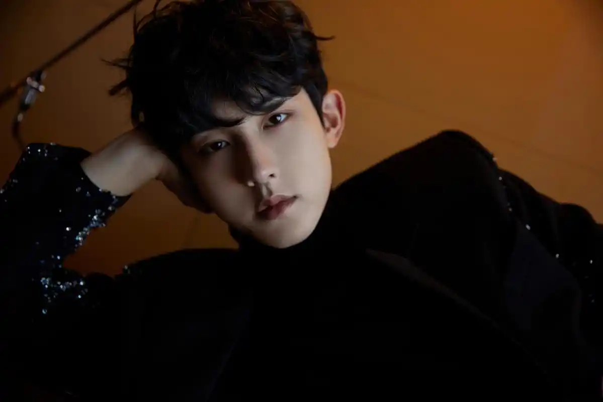 #郭俊辰卷毛好可爱# 今天是大帅哥郭俊辰_fiction 啊!黑色西服勾勒修