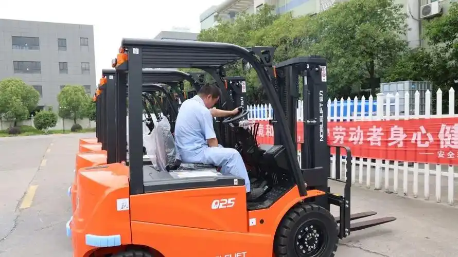 诺力电动叉车助力嘉兴知名化工企业油换电