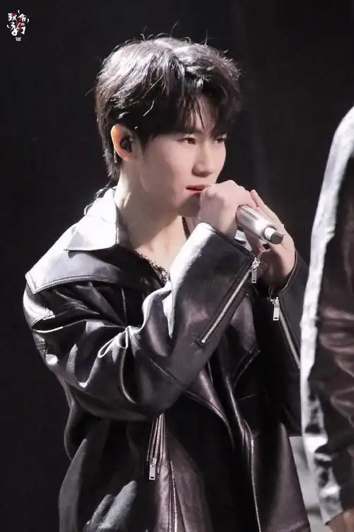 之夜·舞台迟来但永不迟到的帅气@时代少年团-张真源#微博之夜神图