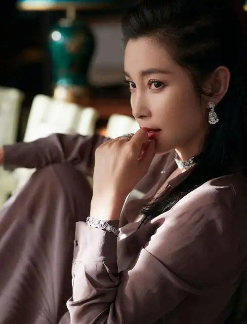 影中看花!李冰冰扎脏辫配钻饰闪耀迷人 秀侧颜气质美艳端庄