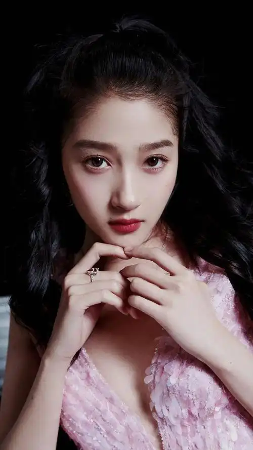 演员鹿晗和关晓彤,帅哥美女的精美写真照,来看小情侣的照片