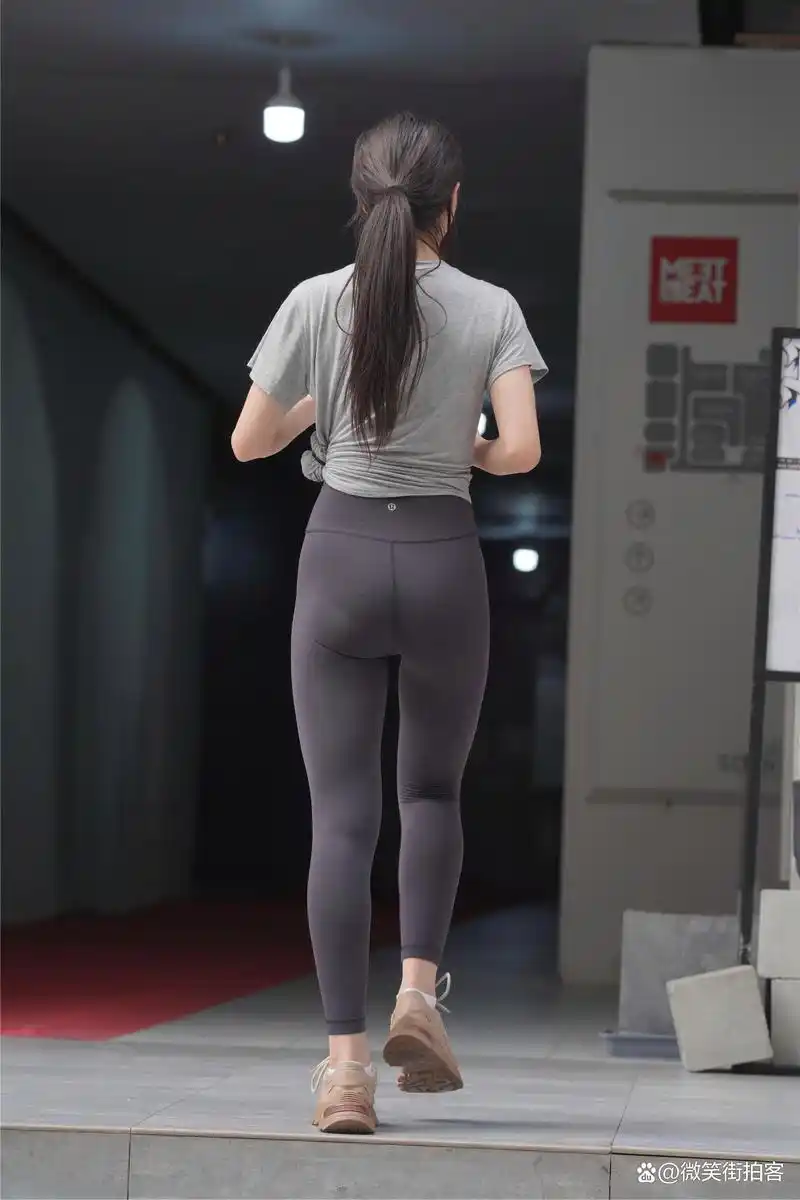 独自在公园里锻炼身体的瑜伽紧身裤美女,逛街的时候也很快乐