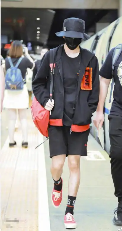 易烊千玺黑袜子搭配红色帆布鞋潮范十足网友这腿也太细了吧