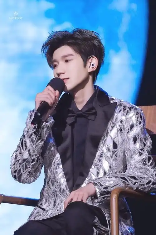 王源央视原创单曲舞台坐在月亮上唱歌