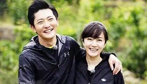 看到这和照片,是不是很多都明白了,怪不得郭京飞这么多年都没有绯闻