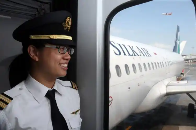 民航机女副机长洪羚嘉 从高球到高空艺高胆大