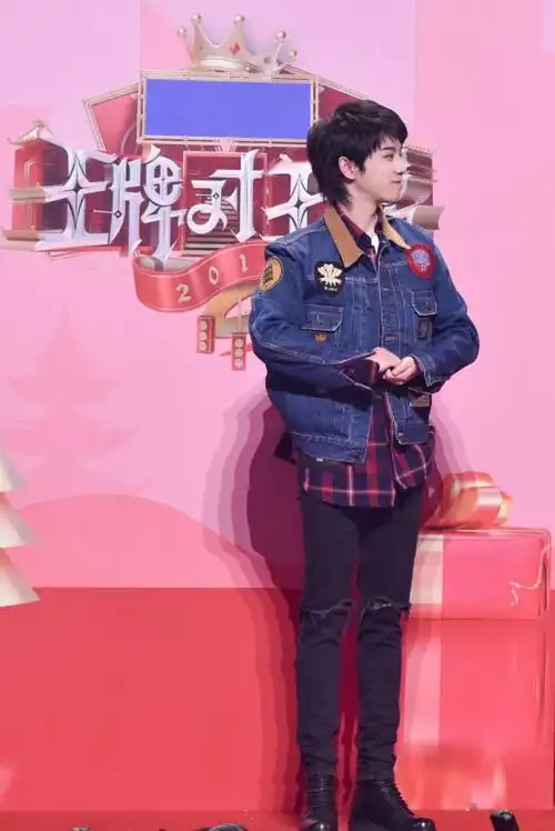 华晨宇把程序员衬衫穿出时尚感,轻便装扮尽显青春活力,太帅!