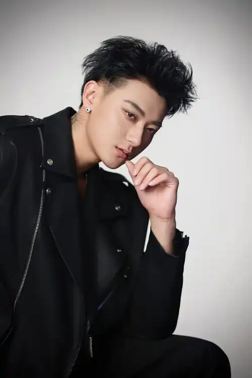 黄子韬解锁"新角色"代言人ace