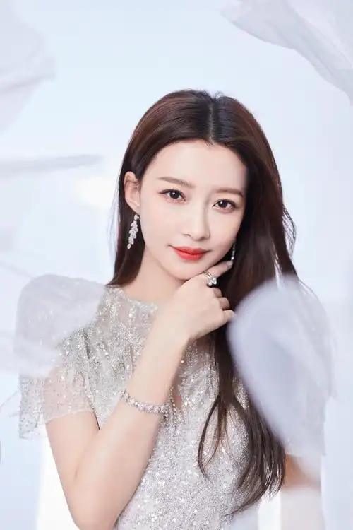 孙怡身穿雪白色连衣裙美照欣赏|孙怡|连衣裙_新浪新闻