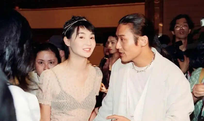 组图:梁家辉再爆"爱情金句",双胞胎女儿同框亮相_江嘉年