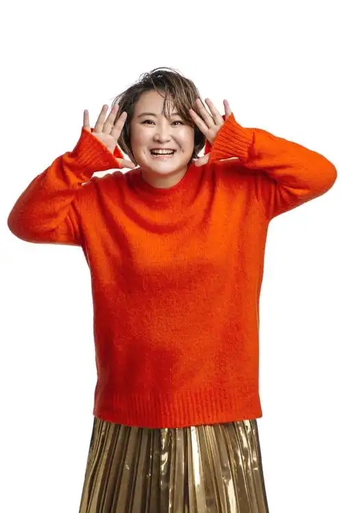 贾玲(原名贾俞玲),1982年4月29日出生于湖北省襄阳市宜城市,中国内地