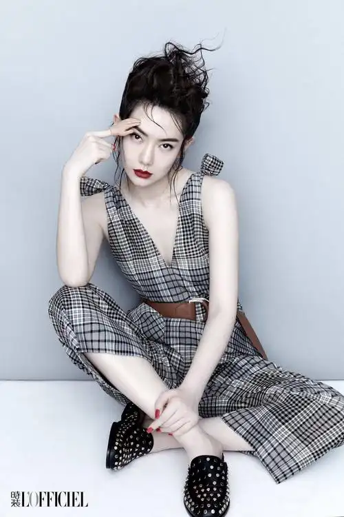 戚薇登时装杂志封面 帅气演绎"冷都女"