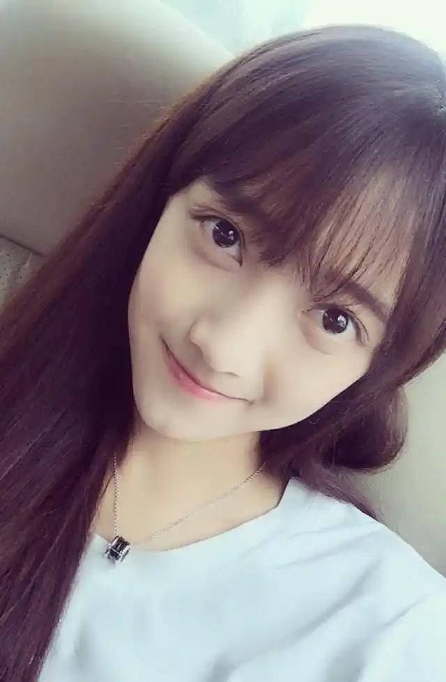 中山大学校花sehunnnie晒出大量自拍及生活照,网友表示被萌翻.