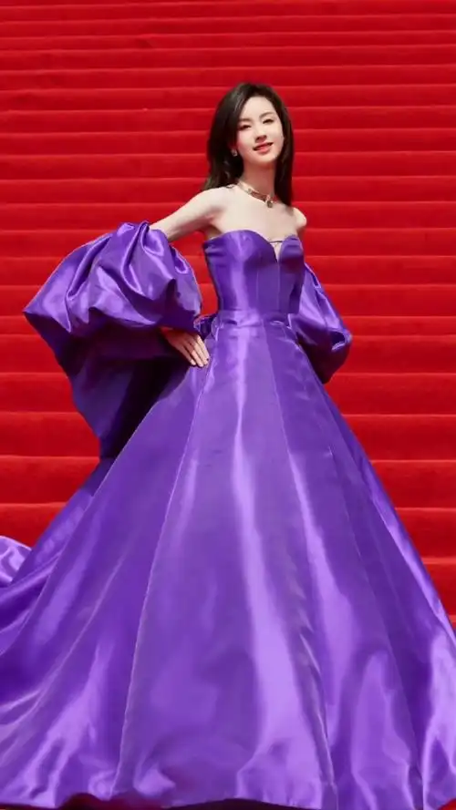 陈都灵红毯的舞台上,穿着紫色裙子礼服,戴着珍贵珠宝项链,美得让人移