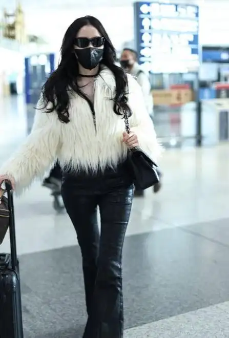 张天爱北京机场现身黑白搭配彰显奢华感
