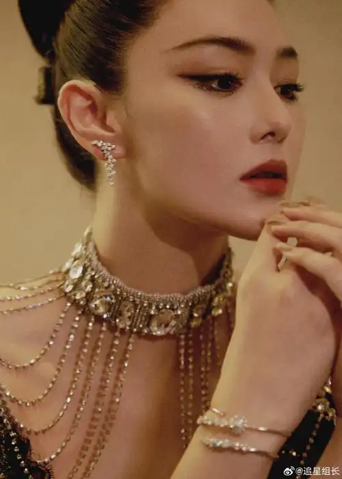 张馨予红毯前勒腰