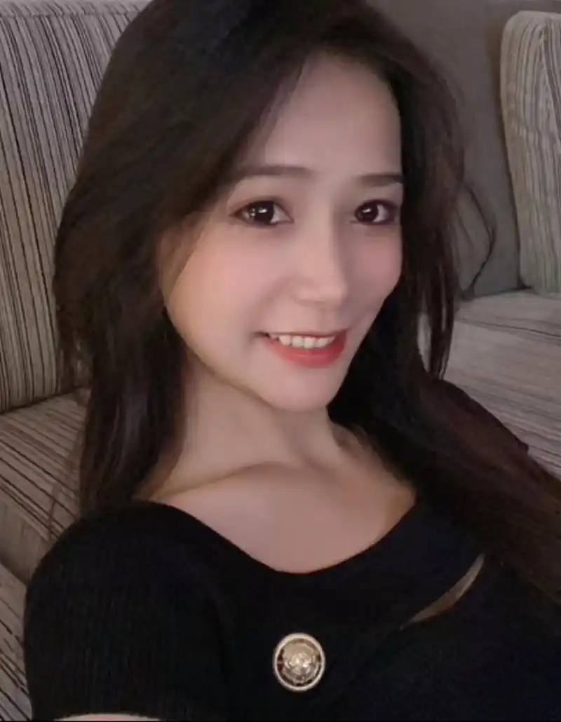 网红美女 表妹李kk 表妹李kk原名李可可,广西梧州人,抖音网红美女,抖