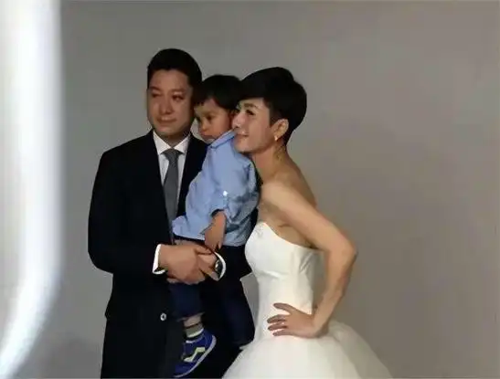 直到吉雪萍现状曝光,我才明白当年倪萍为何淡出荧屏,金星说对了