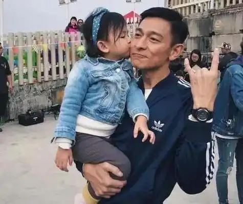 60岁的刘德华9岁女儿刘向蕙生活照被曝,被称为"最美星二代"