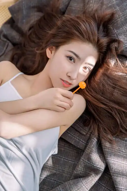 极品美女白色吊带衫大胆诱惑私房图片