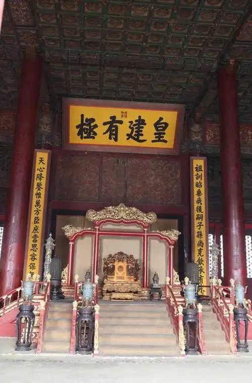 第二个 是中和殿吧 好像那位皇帝的遗诏曾经藏在这个匾额的