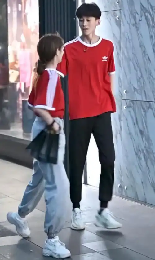 有种"最萌身高差"叫"你一米八,我一米五",看到背影:女生腿竟比男生长