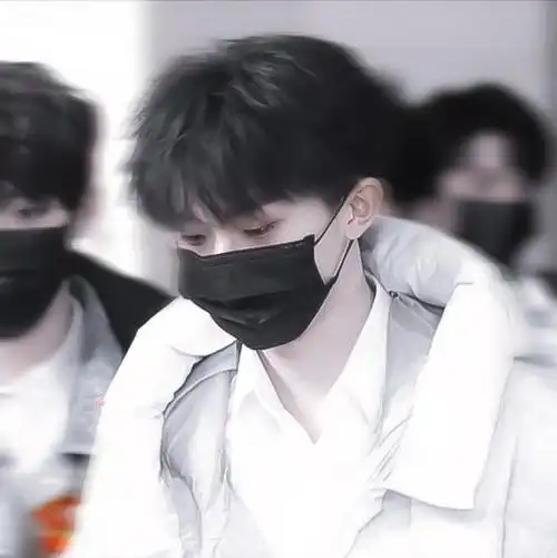 马嘉祺藏在白云里