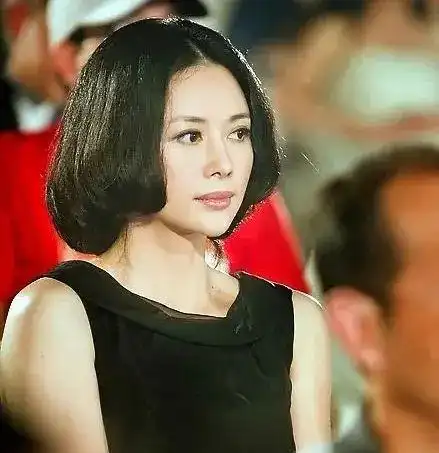 与其他人相比,或许邓英的名气没那么响亮,但是她的颜值却丝毫不输任何