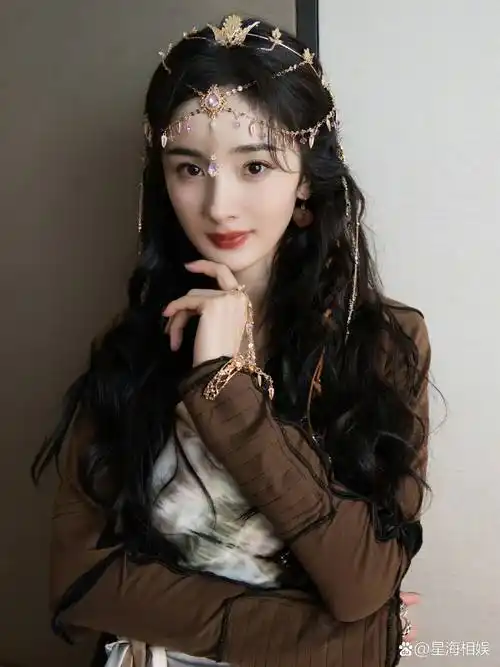 杨幂异域风格造型惊艳亮相密逃首批剧照曝光