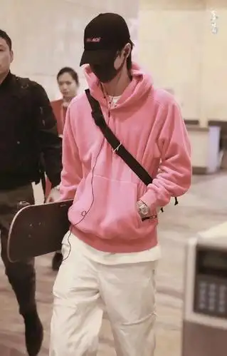 王一博:谁说粉色不适合酷盖!但是适合甜甜!毕竟甜甜酷盖是一人