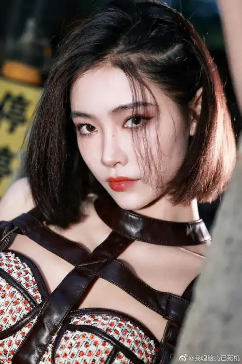 许佳琪碎花抹胸裙黑绑带造型