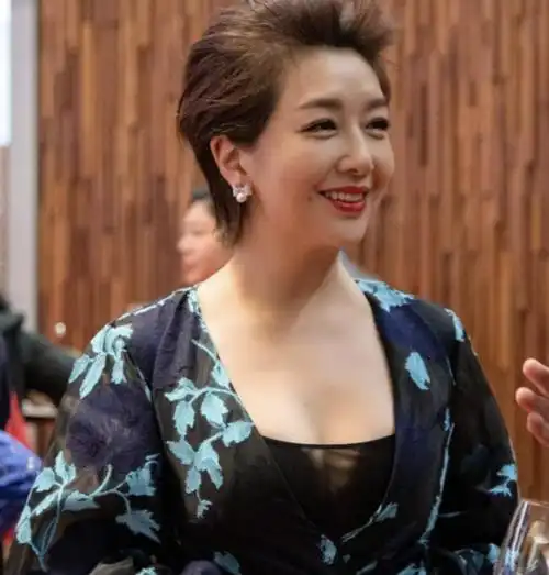 江珊和陈小艺近照,让我看到女星老去该有的样子_腾讯新闻