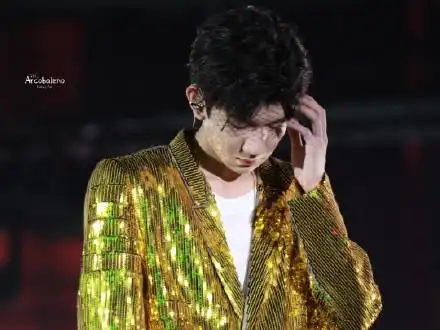 凯源超话 #王源# 点分享然后删除投/票两个字     更喜欢哪个造型?