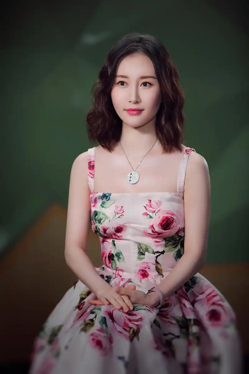 舒畅剪摩卡波波头衣服品味上升,人也红了,连续出3部女主角作品