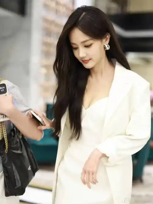 李一桐的身材,笑容和颜值简直让人陶醉,演技更是精湛无比!