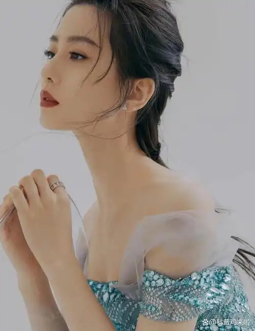 谁说刘诗诗路人脸!颜值开挂惊艳众人,最新照露肩裙秀绝美天鹅颈