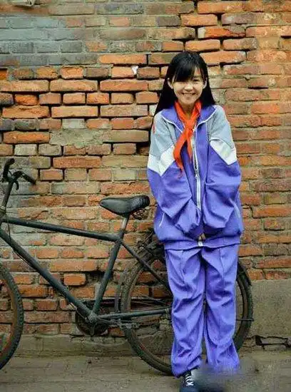 我觉得国内的校服制度,该改一改了.再这么矬下去,有损学生的身心健