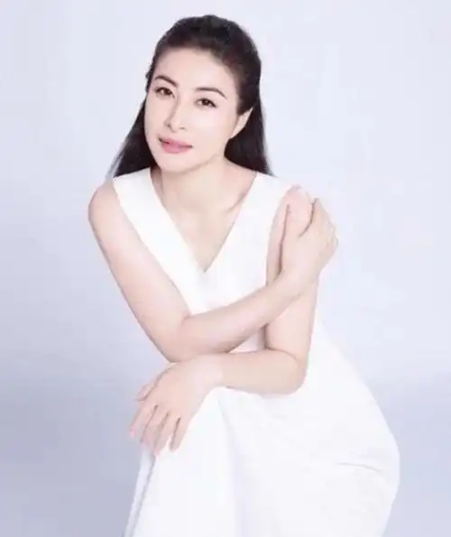 郭晶晶换发型后撞脸泰国女王原来她的美一直被低估了不愧是真豪门