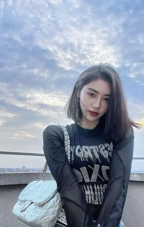 许佳琪梳侧分短发辣妹范十足天台随拍曝光大秀精致颜值