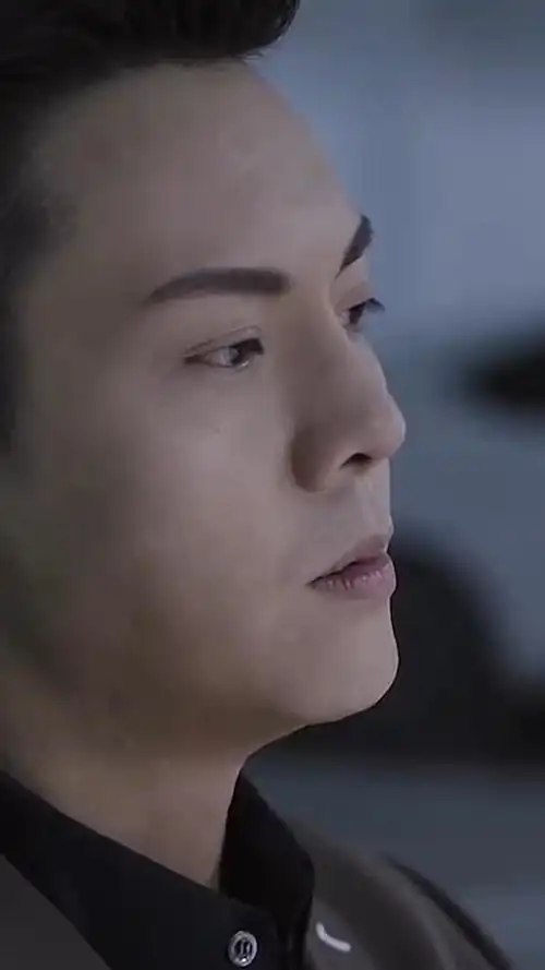 陈伟霆剃了平头还那么帅,气质这块没得说.